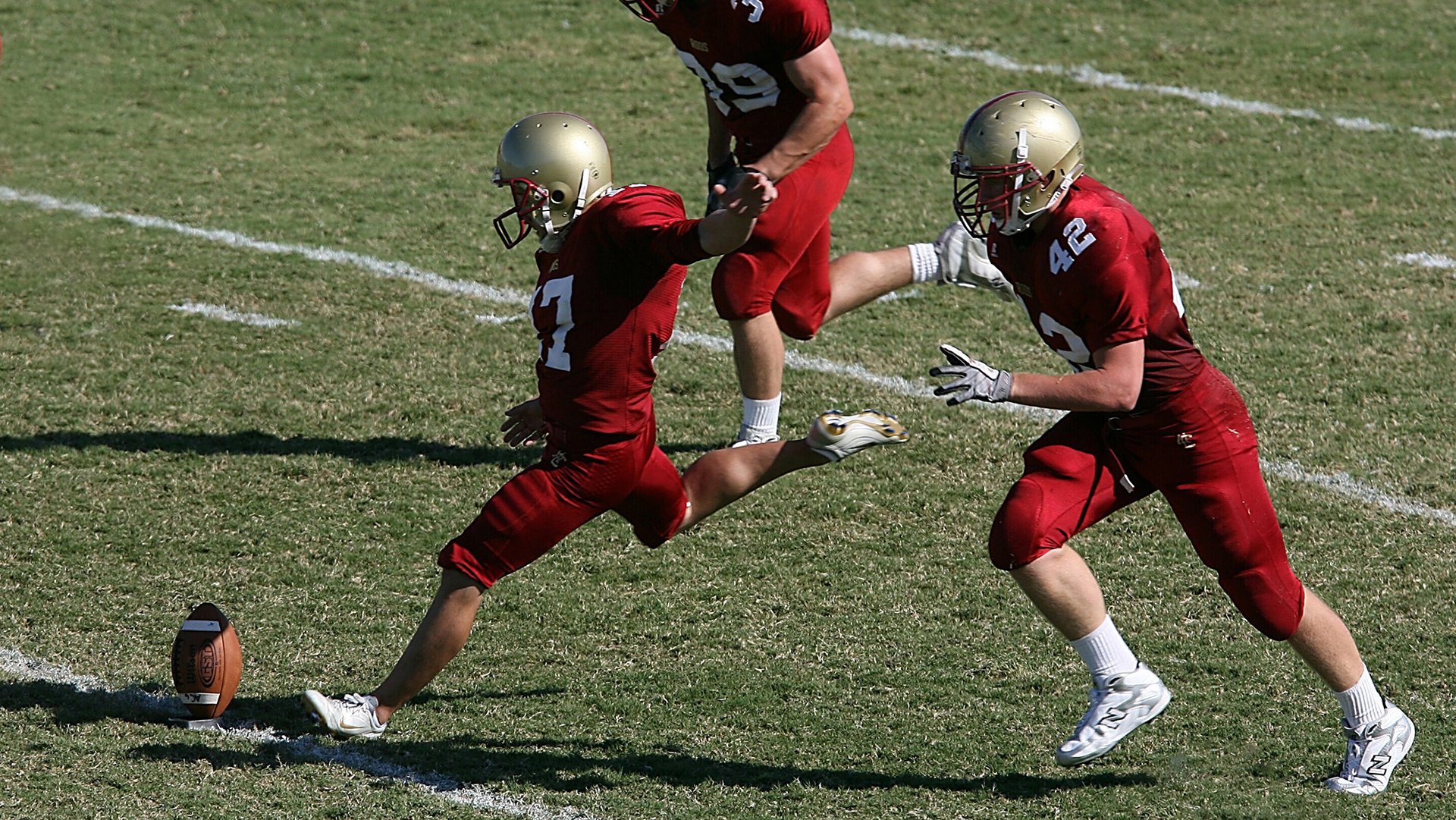 勇士反弹获胜,库里表现依旧抢眼,勇士队员对库里