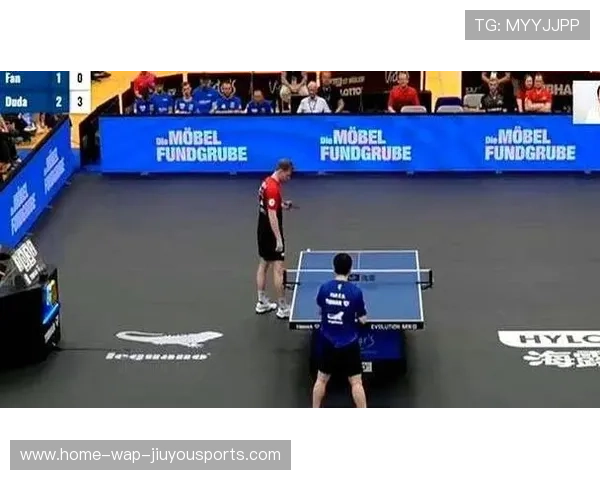 乒乓球侧身暴杀擦边得分，对手无奈苦笑