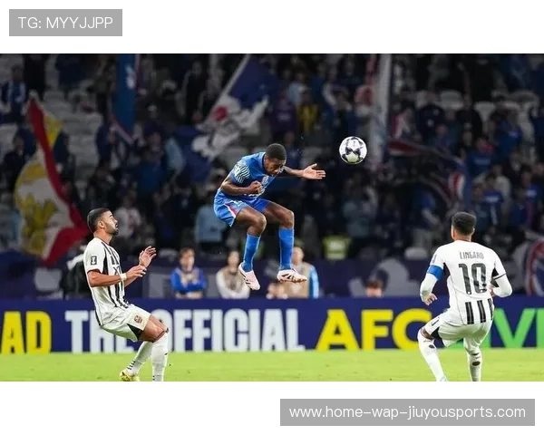 布雷默角球进攻中高高跃起,头球砸向地面反弹入网 布雷默角球进攻中高高跃起,头球砸向地面反弹入网